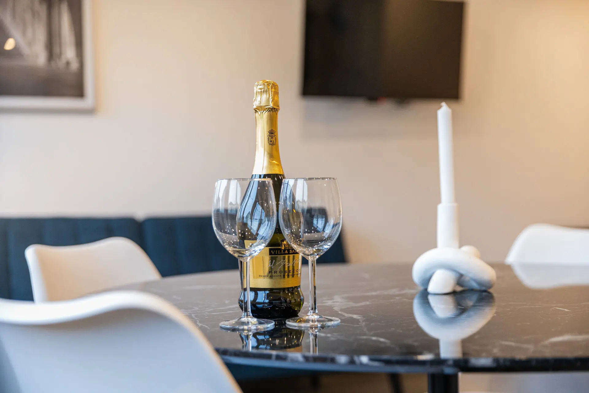 Essplatz mit Marmortisch im Studio U1